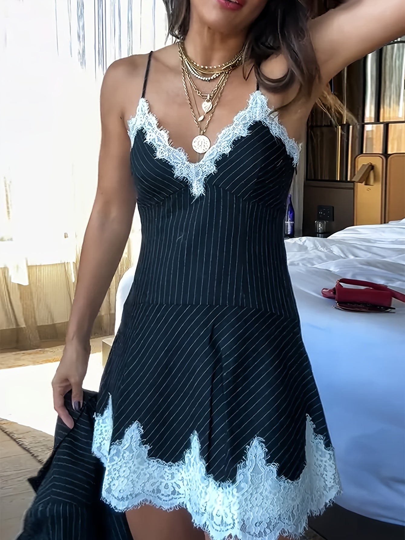 Robe blazer courte à rayures avec dentelle blanche