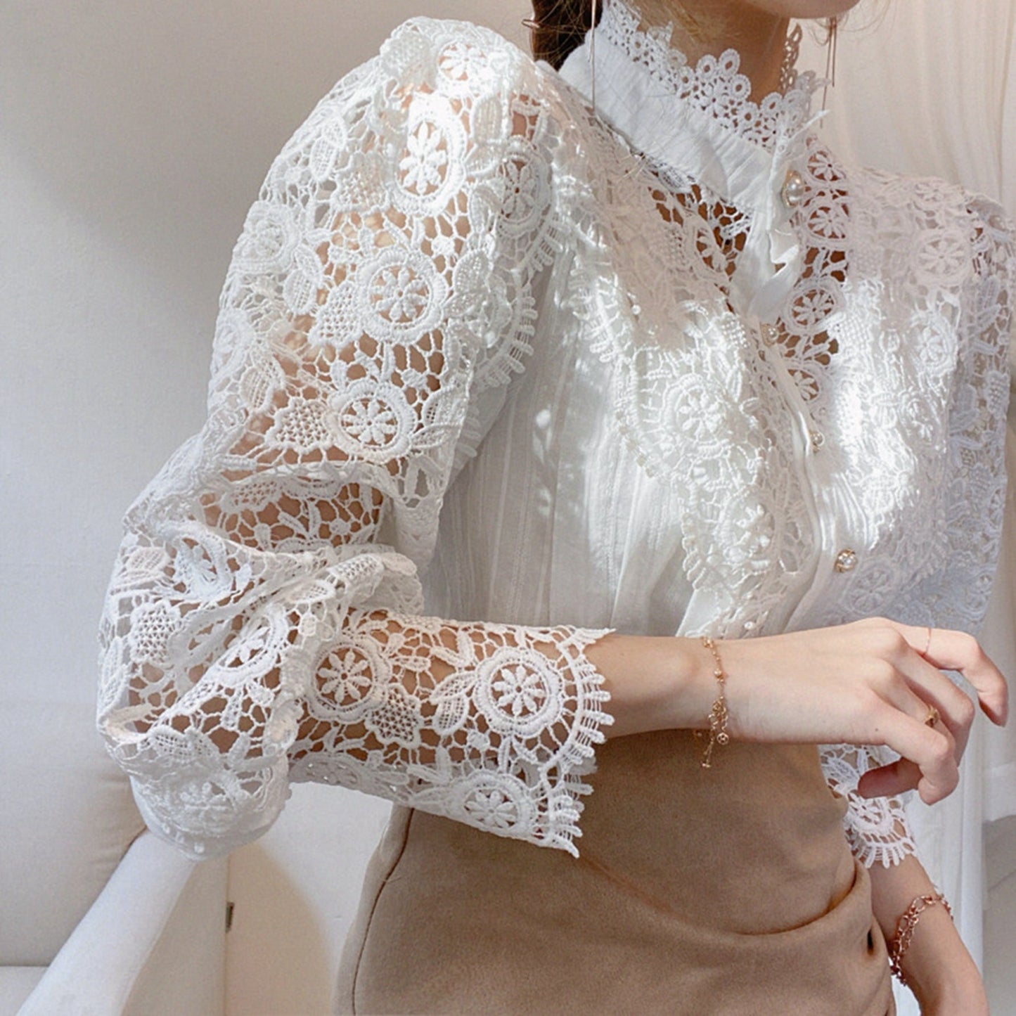 Blouse femme dentelle manches longues col montant perlé