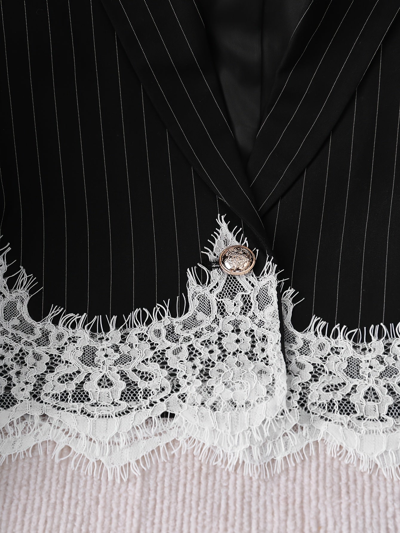 Robe blazer courte à rayures avec dentelle blanche