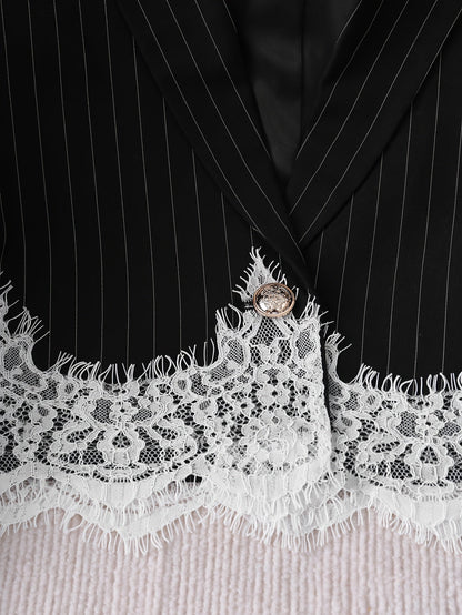 Robe blazer courte à rayures avec dentelle blanche