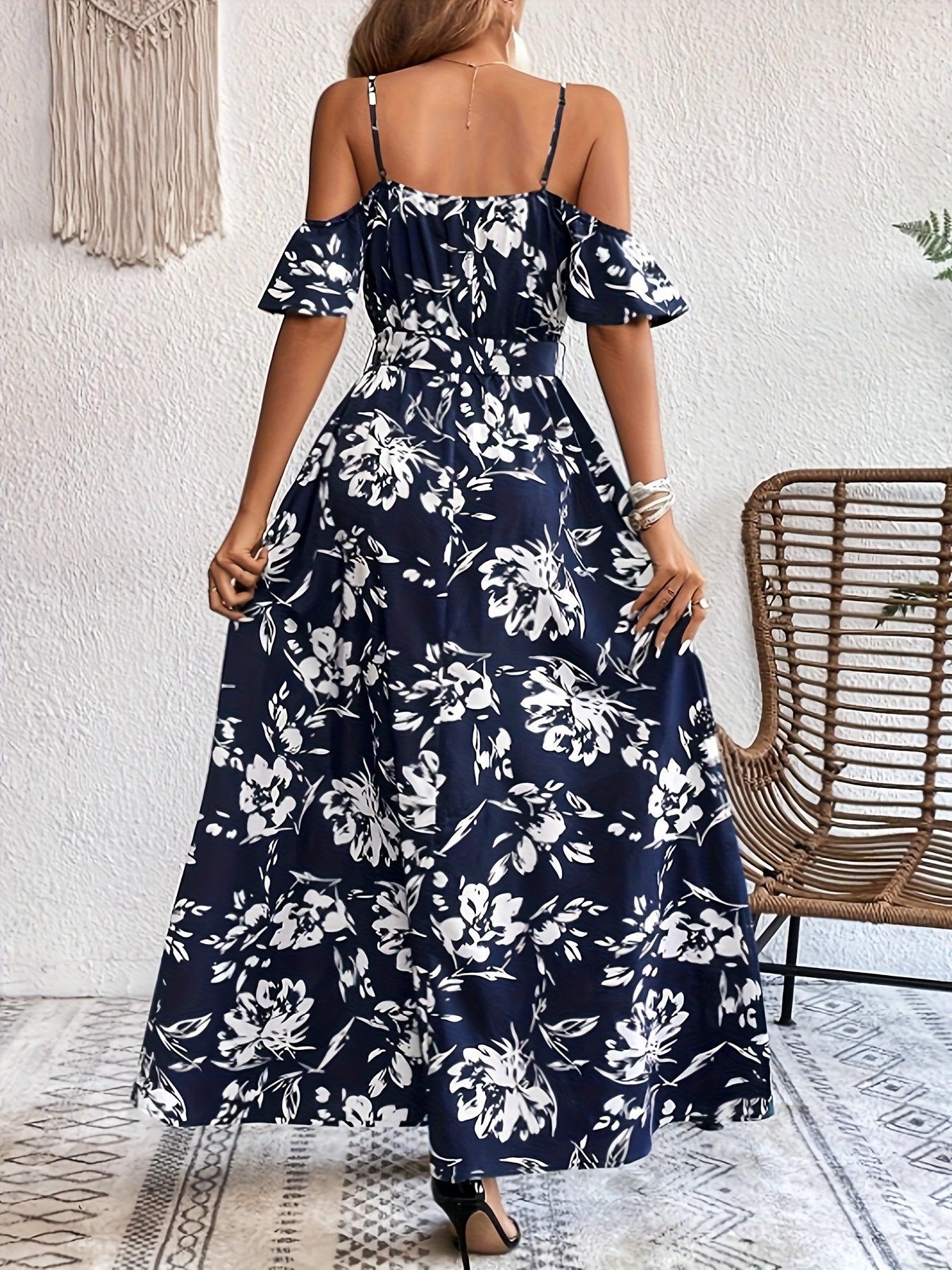Robe longue fleurie à bretelles et épaules dénudées
