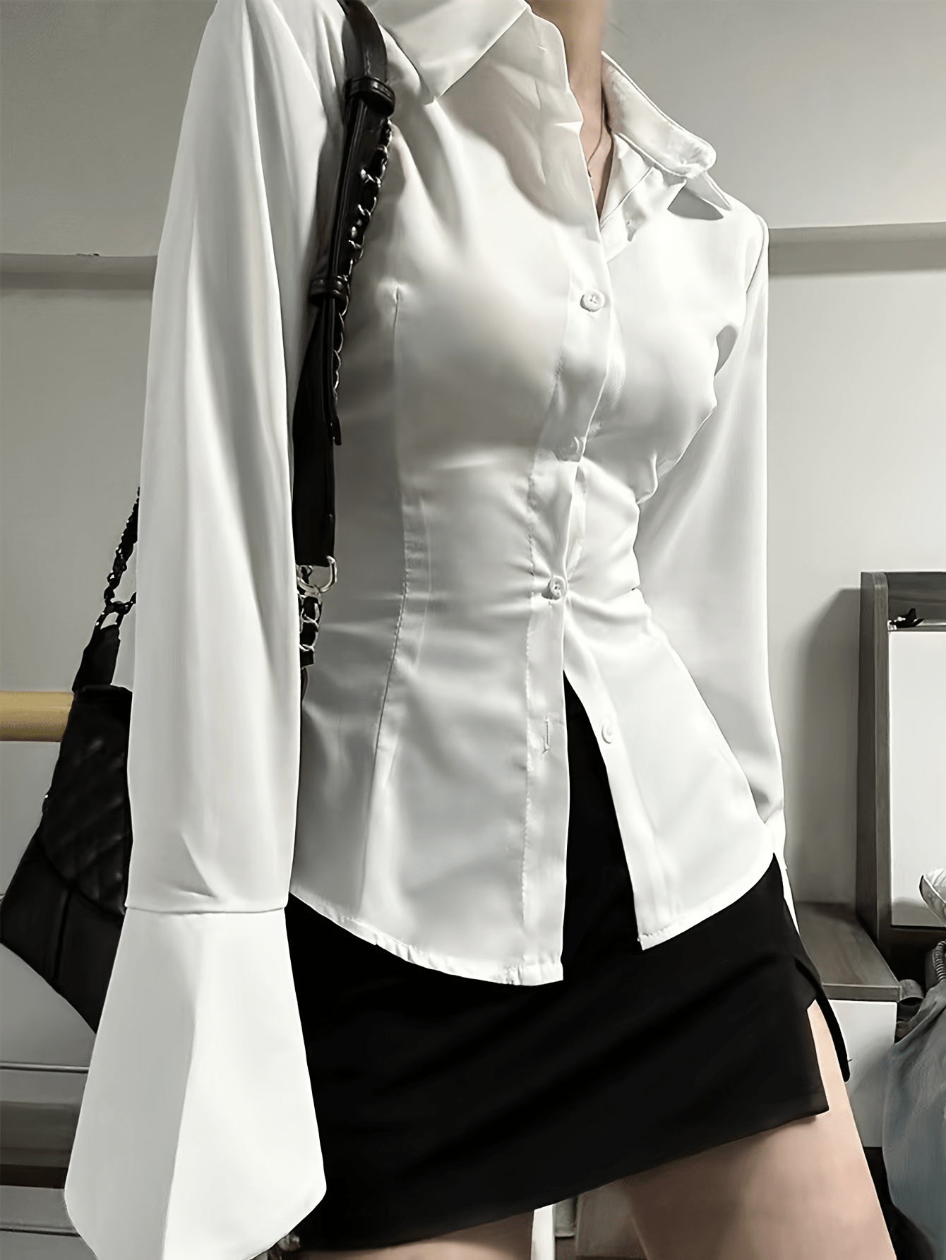 Chemise satinée femme cintrée manches évasées