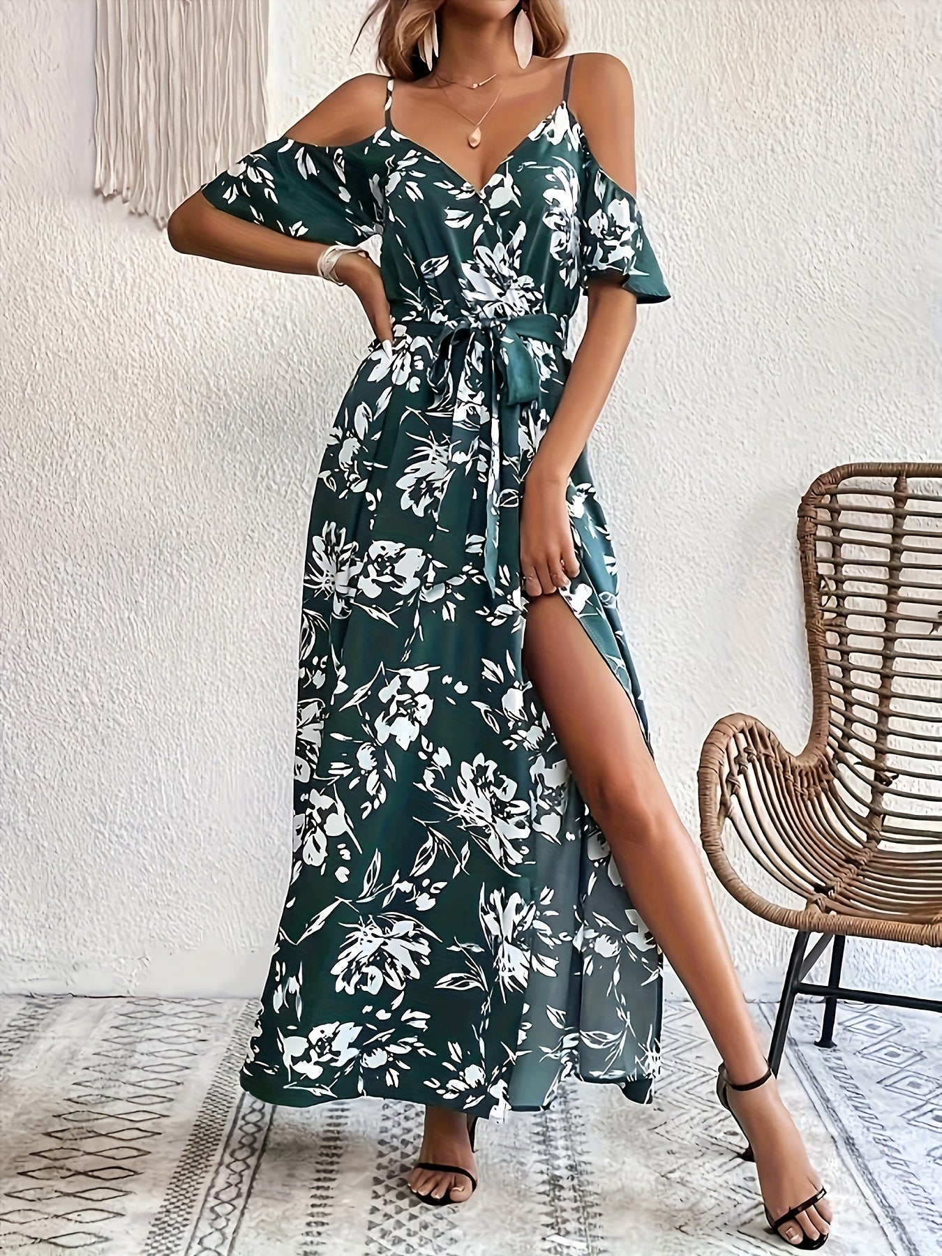 Robe longue fleurie à bretelles et épaules dénudées