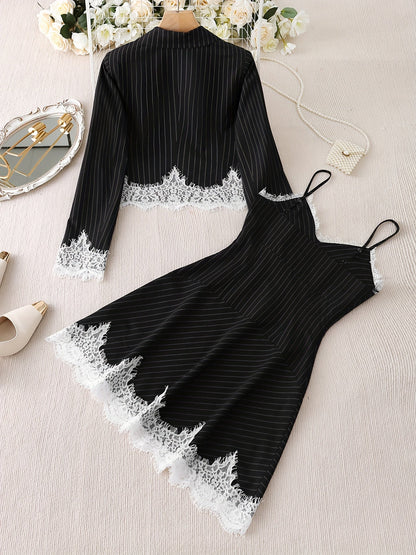 Robe blazer courte à rayures avec dentelle blanche