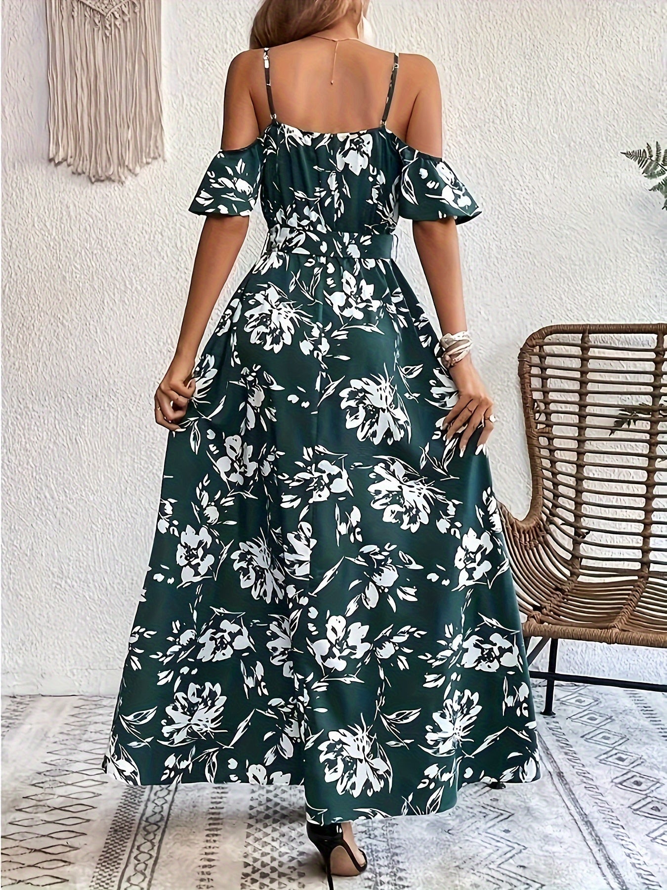 Robe longue fleurie à bretelles et épaules dénudées