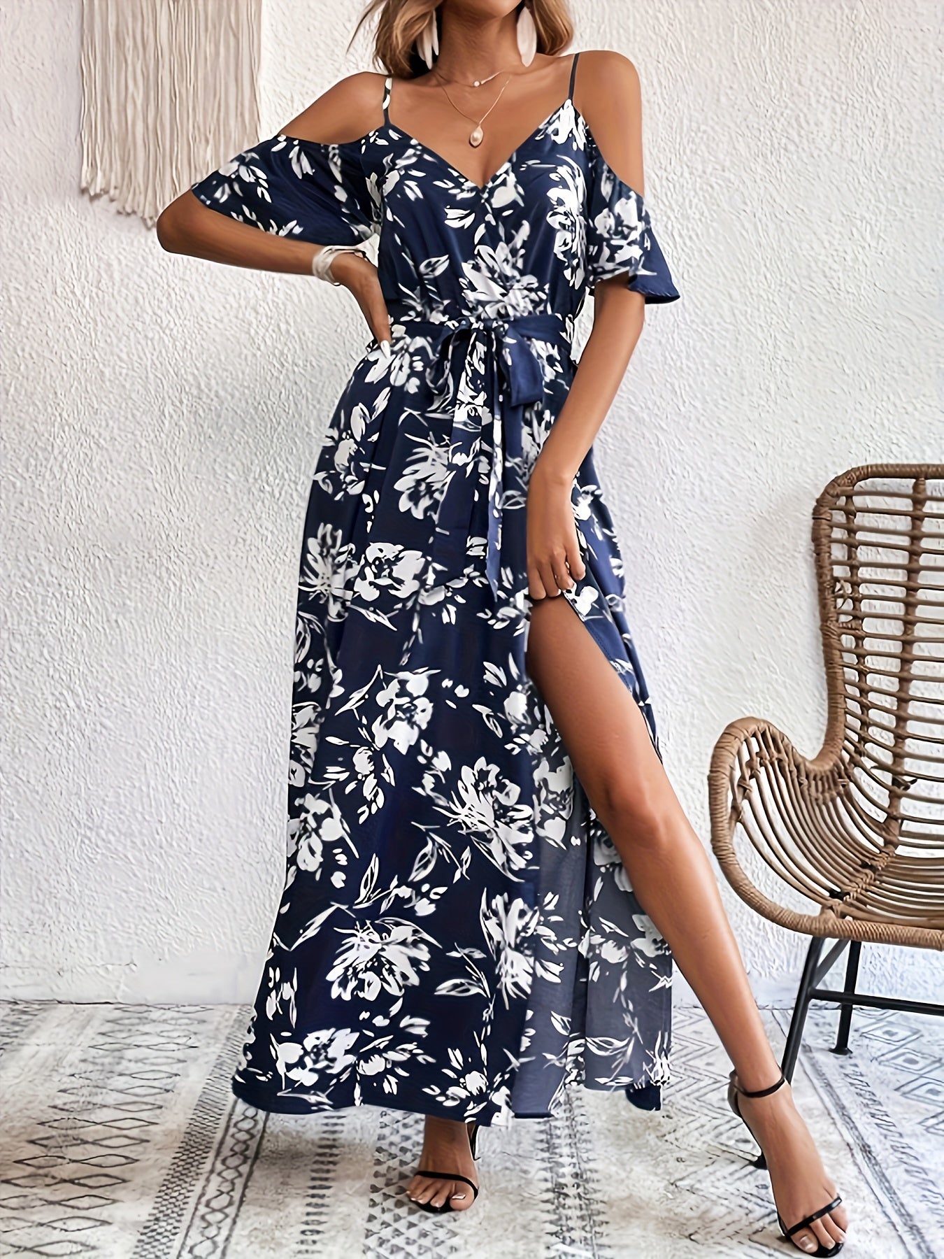 Robe longue fleurie à bretelles et épaules dénudées