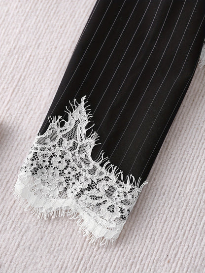 Robe blazer courte à rayures avec dentelle blanche