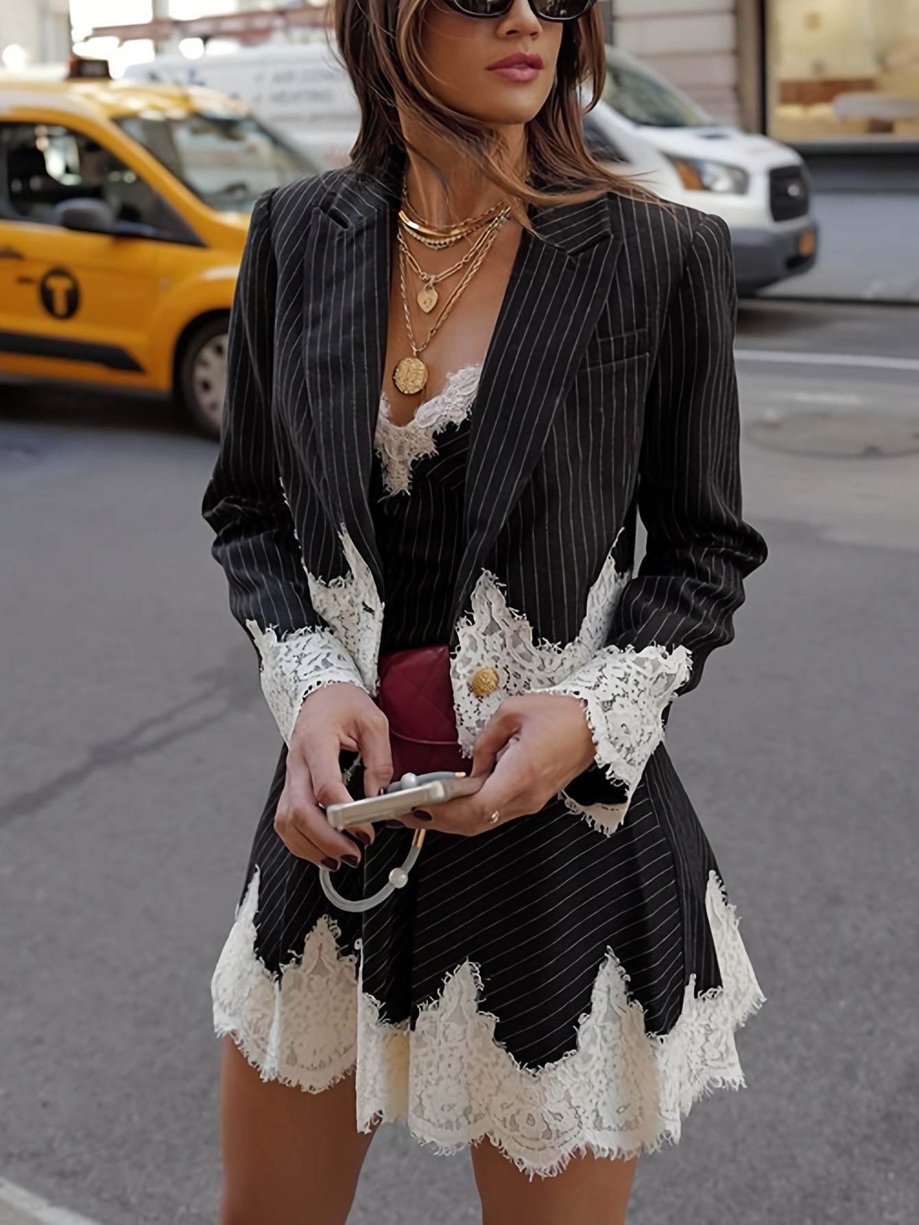 Robe blazer courte à rayures avec dentelle blanche