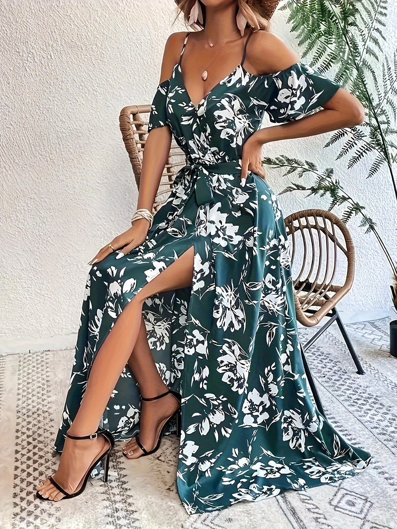 Robe longue fleurie à bretelles et épaules dénudées